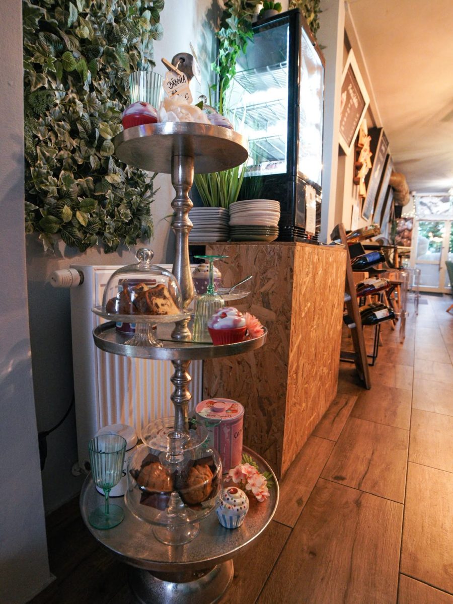 Ratanové posedenie pod plachtou na terase Central Caffe v Dubnici nad Váhom