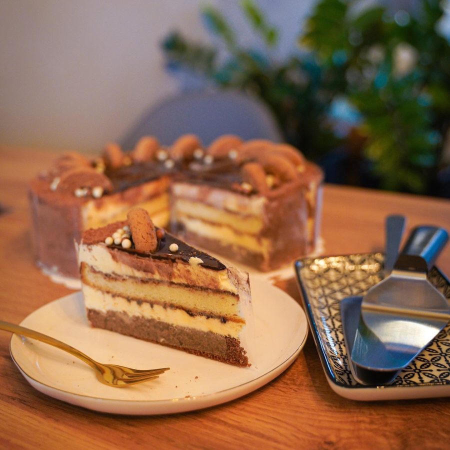 Orieškový rez a čerešňová torta na tanieri v Central Caffe v Dubnici nad Váhom